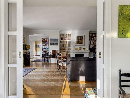 Wohnzimmer mit offenem Kamin