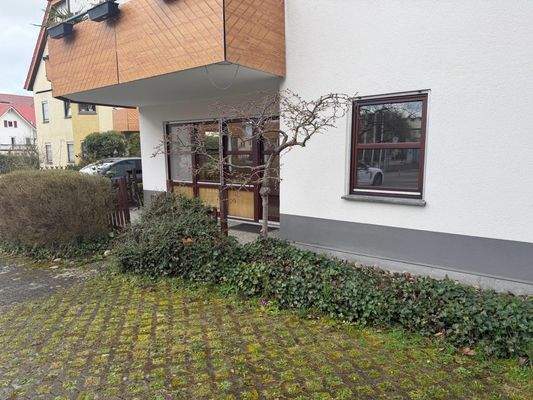 Terrasse mit Stellplatz davor