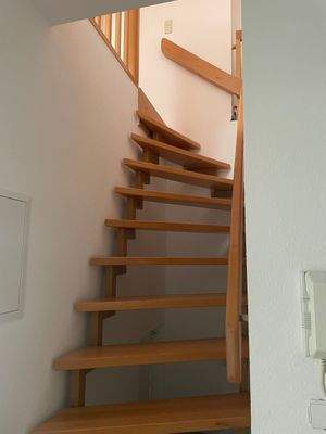 Holztreppe im Wohnbereich