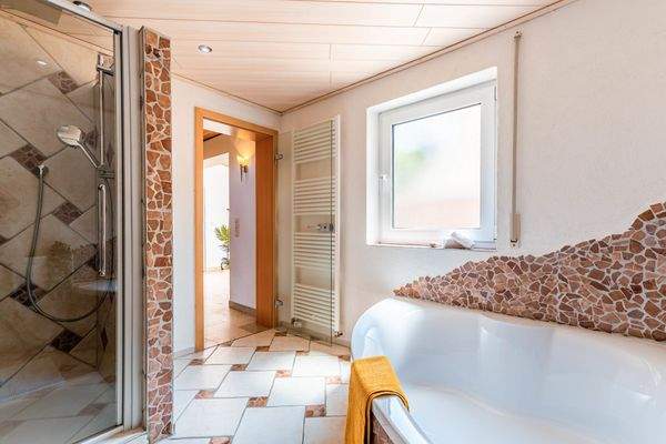 Große Wohnung - EG - Vollbad mit Tageslicht links - Haus_Ellwangen-28