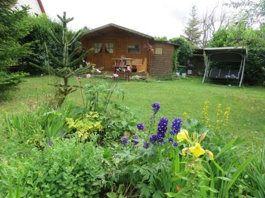 Garten mit Holzlaube und Terrasse