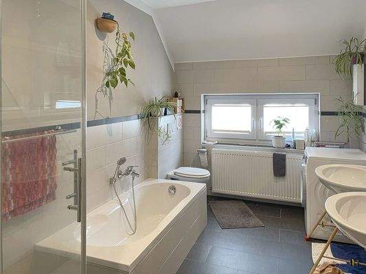 Modernes Bad mit Badewanne und Glasdusche