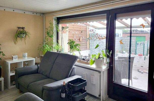 Wohnbereich mit Blick auf Terrasse