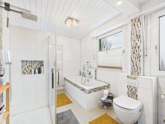 Gehobenes Badezimmer mit Dusche und Badewanne