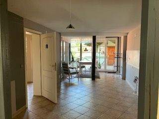 Blick zur Küche und Terrasse Penthouse.jpg