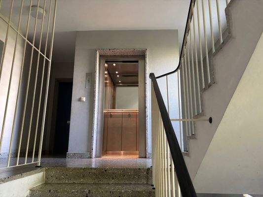 Treppenhaus und Lift