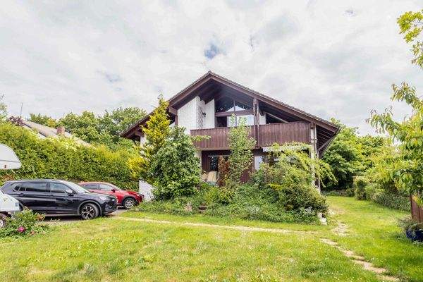 Außenansicht mit vorderem Garten