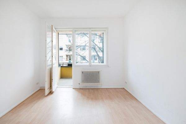 Weiter Ansicht Zimmer 1 mit Blick zum Balkon