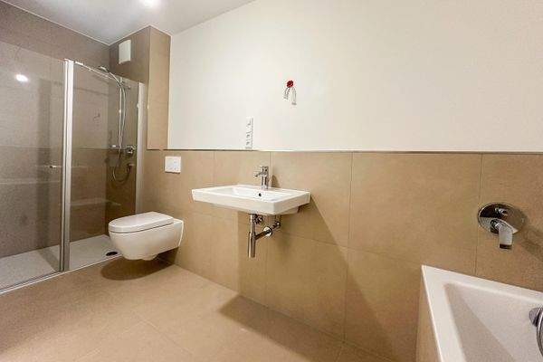 Vollbad mit Dusche und Wanne