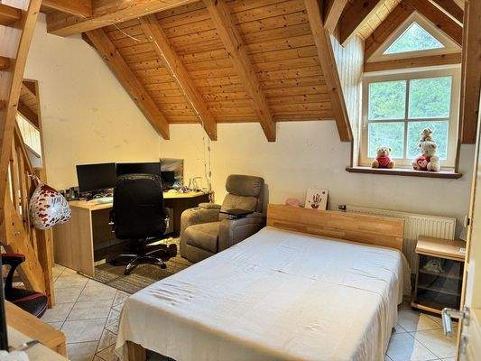 Kind mit Aufgang Spitzboden