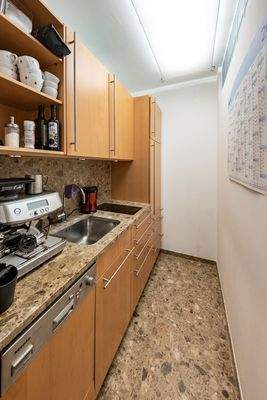 Küche mit Spülmaschine und Kühlschrank