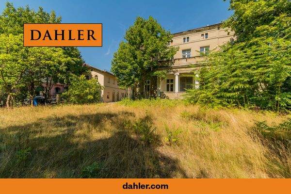 Hausansicht &quot;Villa Rabe&quot; mit Remise im Hintergrund