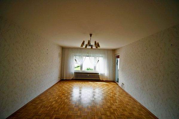 Wohnzimmer mit Zugang zur Loggia 