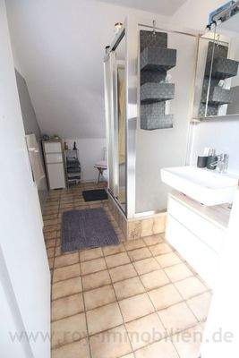 Dusch-Badezimmer im OG