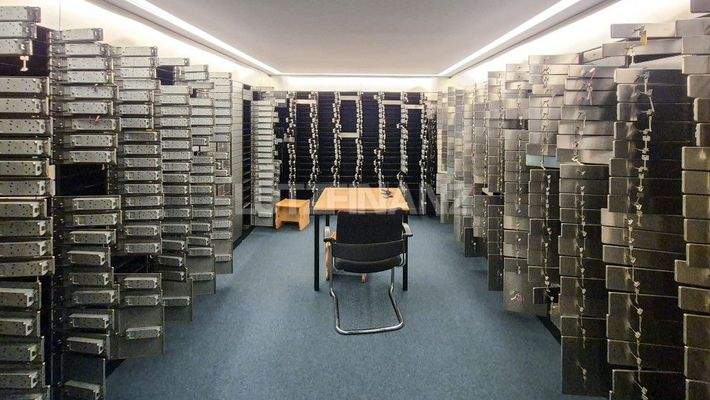 Lager im UG mit Schließfächern