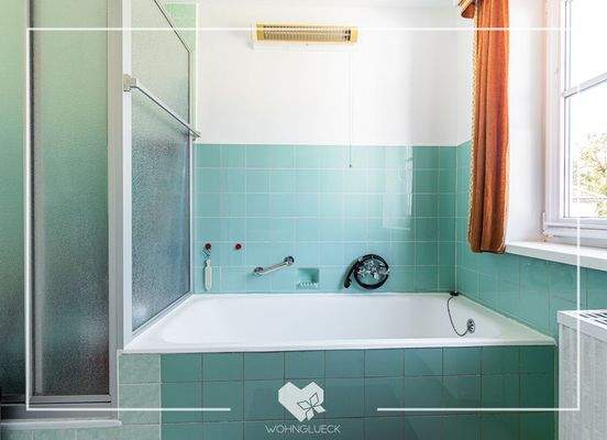 Bad mit Badewanne und Dusche