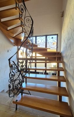 Treppe mit schmiedeeisernem Geländer