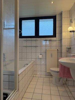 Bad mit Wanne und Dusche