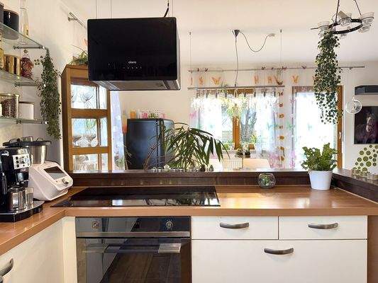 Blick aus der Küche in den Essbereich