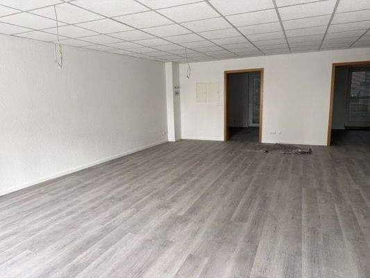 großzügiges Wohnzimmer mit Essbereich