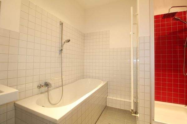 Bad mit Wanne und Dusche