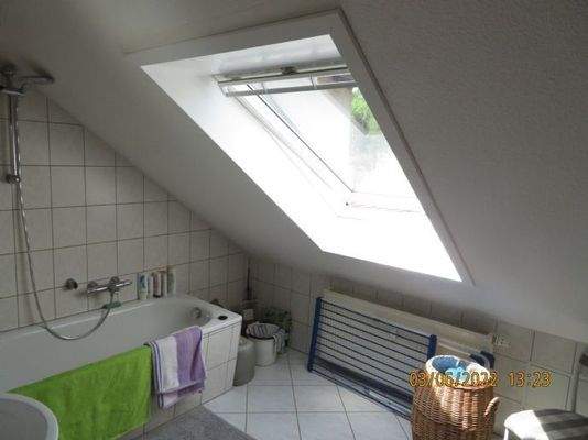 Bad mit Wanne und Fenster