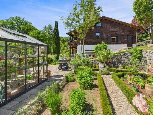 Blick vom Cottage-Garten auf das Haus