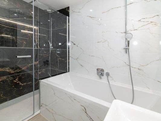 BAd mit Wanne und Dusche