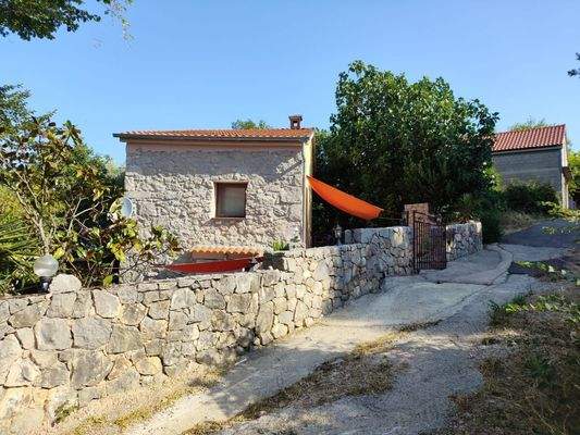 Traditionelle Steinmauer mit Zufahrt zum Hofbereich