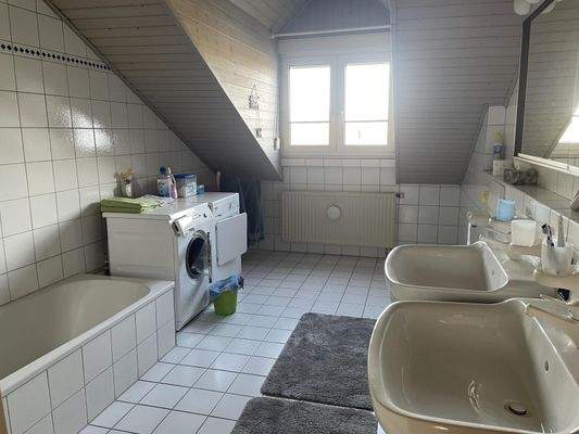 Bad mit Dusche und Badewanne