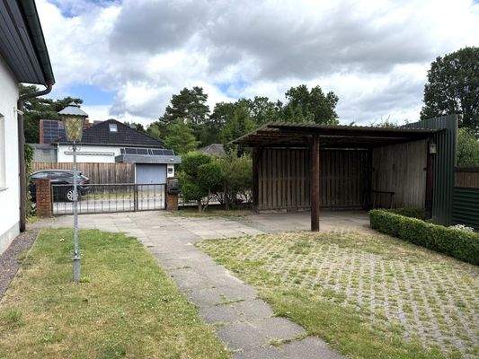 Grundstück vorm Haus, Carport
