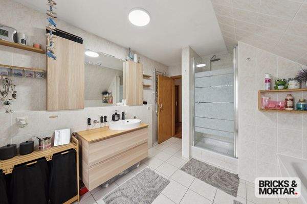 Bad mit Dusche und Waschtisch