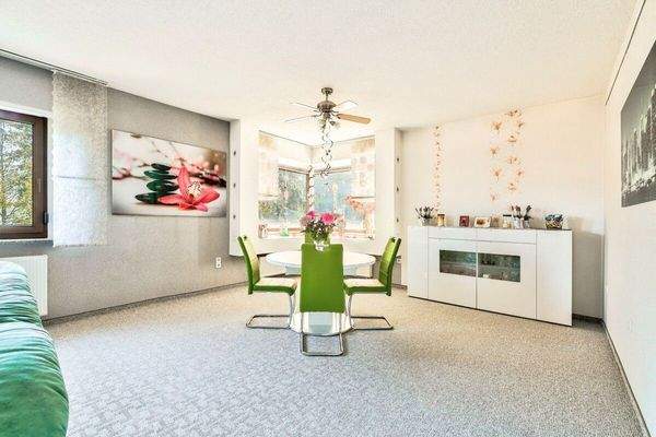 Wohnzimmer mit großem Eckfenster