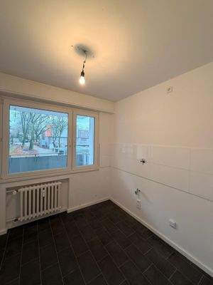 Leere Küche mit Fenster