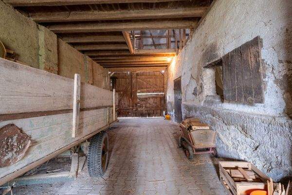 Scheune mit beidseit. Tor