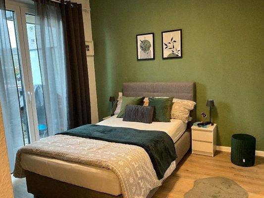 Schlafzimmer mit Zugang zum Balkon