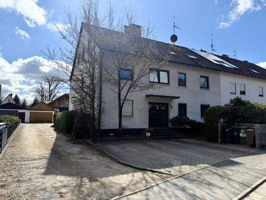 Vorderansicht mit Einfahrt