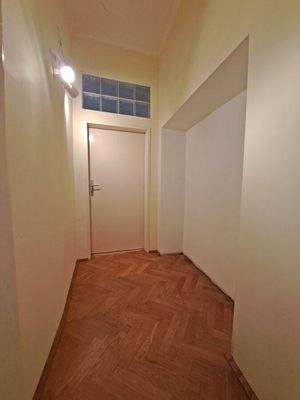 OG: Schrankraum neben Hauptschlafzimmer