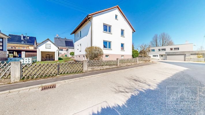 Straßenansicht - Haus und Garage