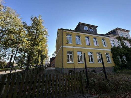 Hausansicht mit Zufahrt