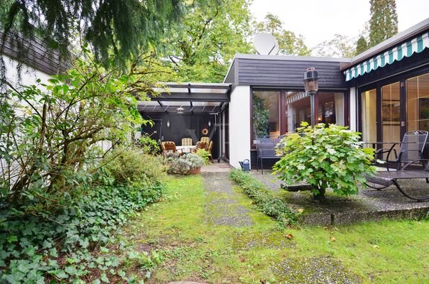 Garten mit Blick auf Terrasse und Freisitz