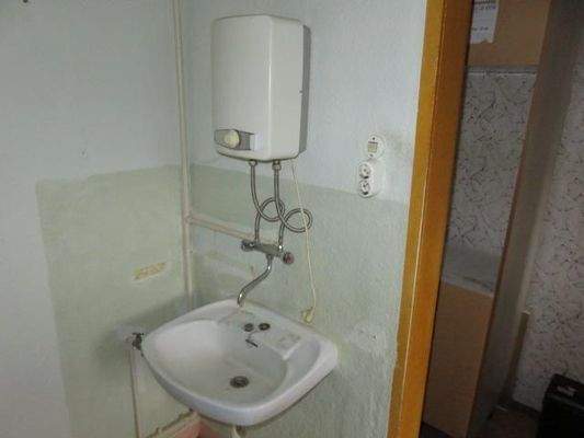 Waschbecken und Durchlauferhitzer im Badezimmer