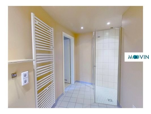 Ansicht II: Badezimmer mit Badewanne und Dusche