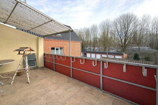 sonniger Balkon im Obergeschoss