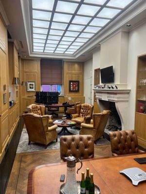 Büro 1 mit Besprechungsraum