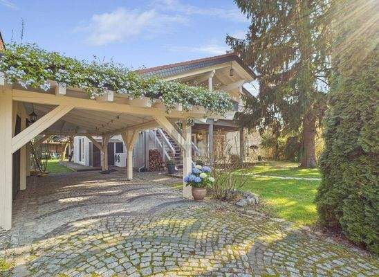 Carport und Hausansicht