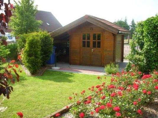 Idyllischer Garten mit Blockhaus