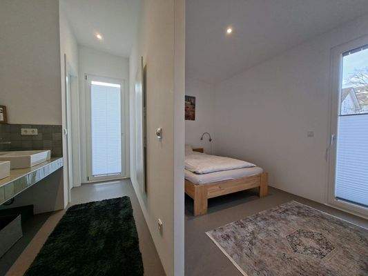 Schlafzimmer und Bad