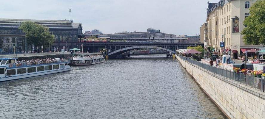Bahnhof Friedrichstraße um die Ecke.jpg