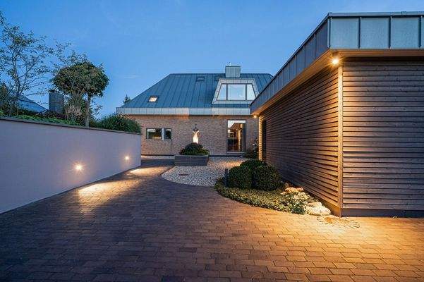 Blick von der Garage zum Haus